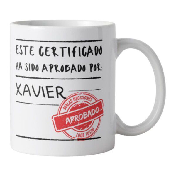 Parte trasera de taza personalizada con sello “Certificada con tu nombre”