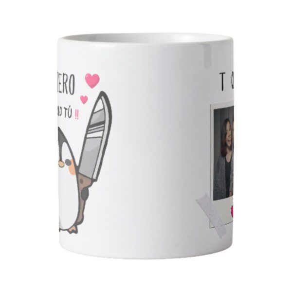 Detalle del pingüino kawaii con corazones rosas y amarillos en taza