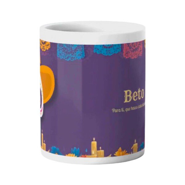 Taza con veladoras y flores de Día de Muertos